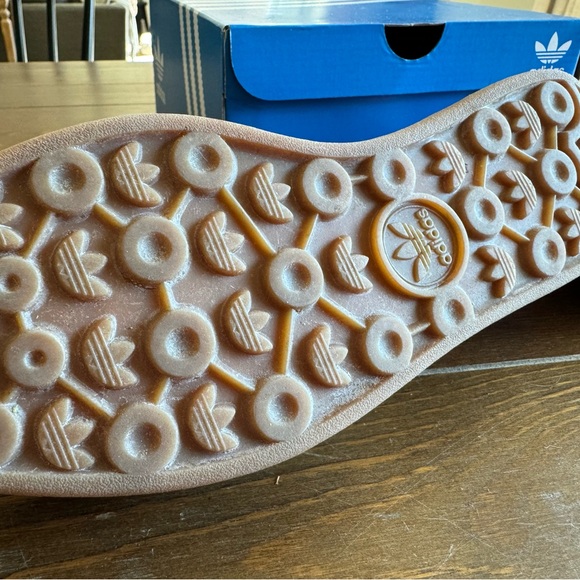 New in box never worn. These run 1/2 to full size large - Picture 7 of 10